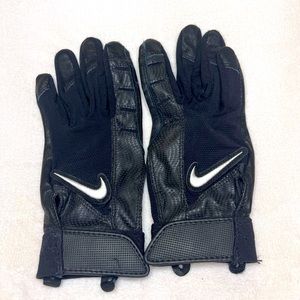 NIKE. Women’s Softball Gloves.